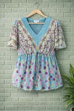 Rusttydustty Plus Size Floral Print V-Neck Boho Blouse with Lace Detail